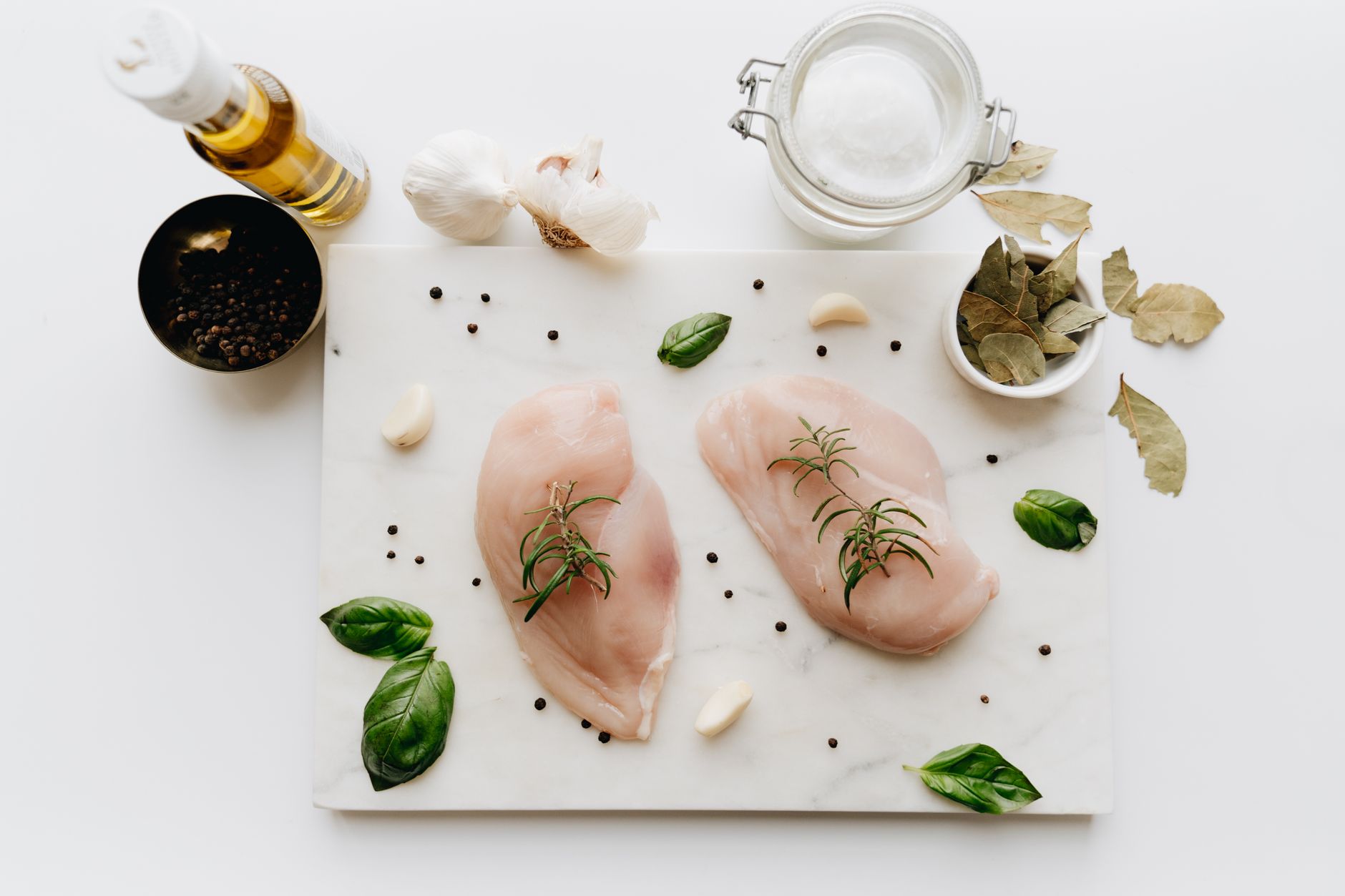 Basil vs bay leaves