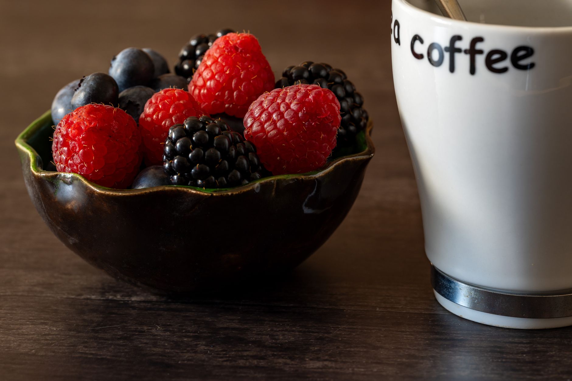 Blackberries vs blueberries benefits